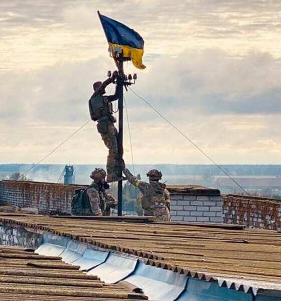 Three Ukrainian soldiers raised the national flag over the hospital in Vysokopillya after liberating the town