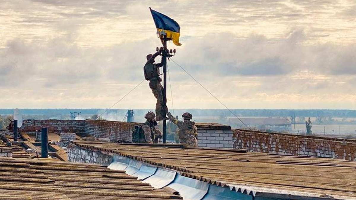 Three Ukrainian soldiers raised the national flag over the hospital in Vysokopillya after liberating the town